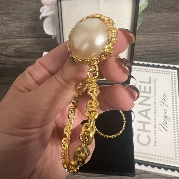 BEAUTIFUL Chanel Vintage XL Gold Pearl Hoop Clip On Earrings - Picture 4 of 13